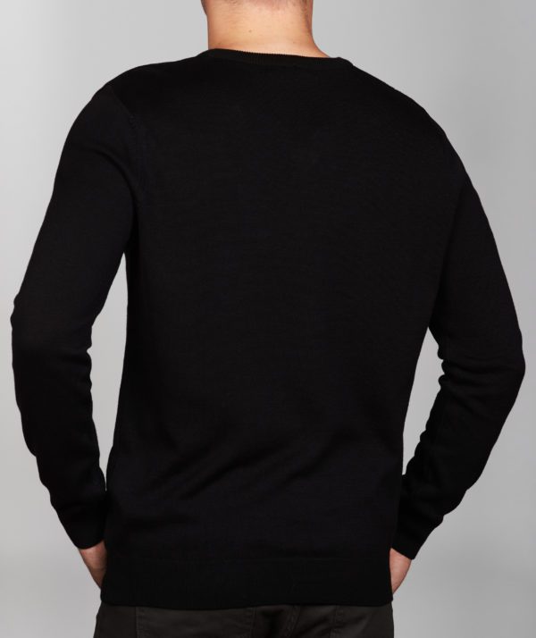 Vyriškas juodos spalvos megztinis trikampiu kaklu